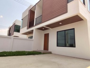 ขาย บ้าน ใหม่ เข้าซอย วรมณี-ชลบุรี บ้านช่องมะเฟือง บ้านจัดสรรหนองรี-