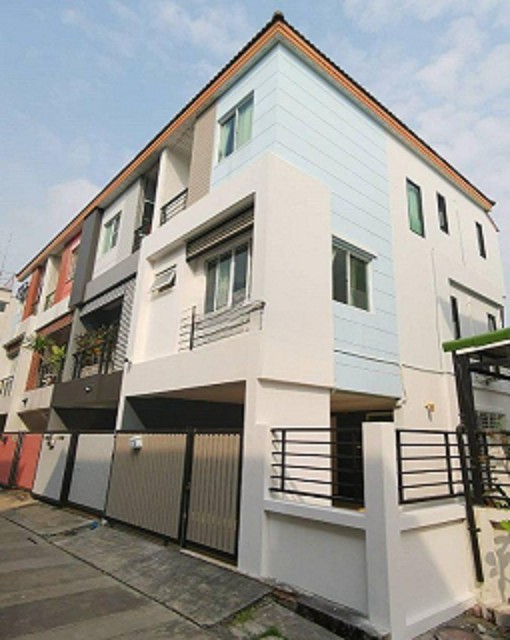 MRTสุทธิสาร1กม. เดอะสตรีท 3กม.ทาวน์โฮม 3ชั้นหลังมุม สนามหญ้า ถ.ร