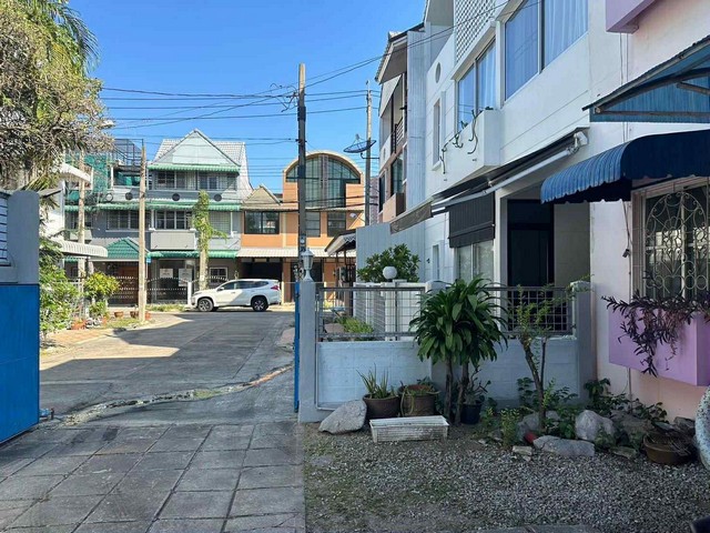 ขายทาวน์โฮมหลังมุม พื้นที่เยอะ หมู่บ้านลูกกอล์ฟพรีเมี่ยม เมืองทอง