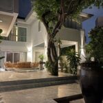 ให้เช่าบ้านหรู 2 ชั้นพร้อมสระ200 วา 5 ห้องนอน 6 ห้องน้ำถนนพัฒนากา