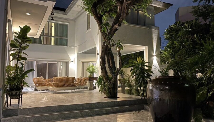 ให้เช่าบ้านหรู 2 ชั้นพร้อมสระ200 วา 5 ห้องนอน 6 ห้องน้ำถนนพัฒนากา