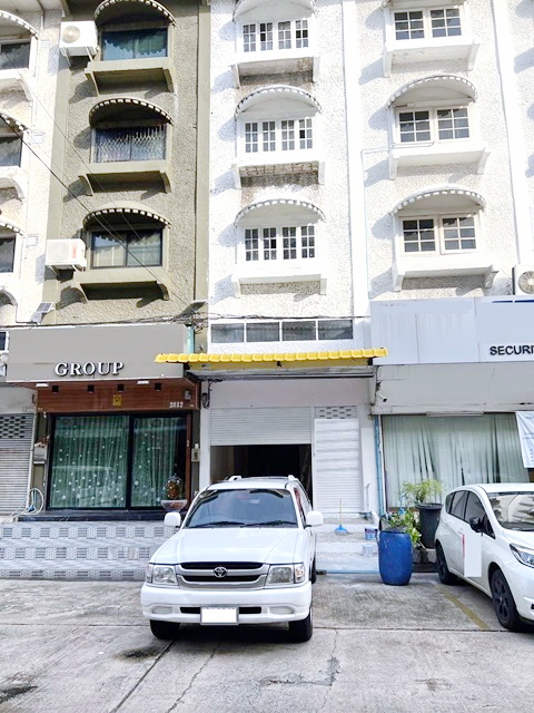 ปากซอย 7-11 50 เมตร MRTลาดพร้าว 101 300 ม.เช่าอาคาร 4ชั้น 20ตร.วา