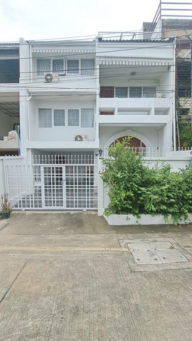 ให้เช่า ทาวน์โฮม 3 ชั้น ซอยเอกมัย 22 เหมาะสำหรับพักอาศัย