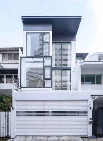 ขาย Townhome 3 ชั้น 25 ตรว ซอยสุขุมวิท 15 ทำเลดี เพียง 1 นาทีถึง