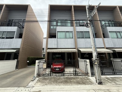 ทาวน์โฮมห้องมุม บ้านกลางเมือง สาทร–สุขสวัสดิ์ สวยพร้อมอยู่ แถมแอร