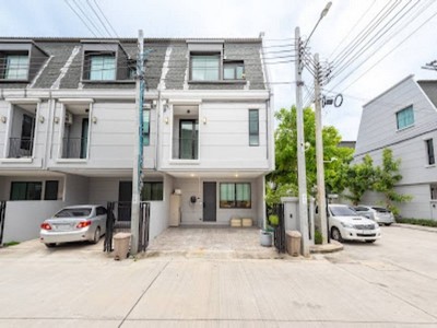 ทาวน์โฮม 3 ชั้น หมู่บ้านGreatier town Bangna-theparak ขนาด 24 ตร.