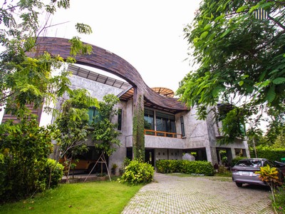 บ้านหรูสไตล์โมเดิร์นลอฟต์ ติดคลอง 3 ไร่ พร้อมสระว่ายน้ำ โซล่าเซล