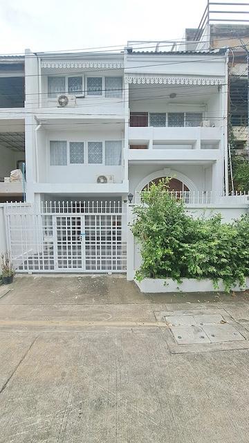 ให้เช่าทาวน์โฮม 3 ชั้น 230 ตรม. ซ.เอกมัย 22 ทองหล่อ ใกล้ BTS เอกม