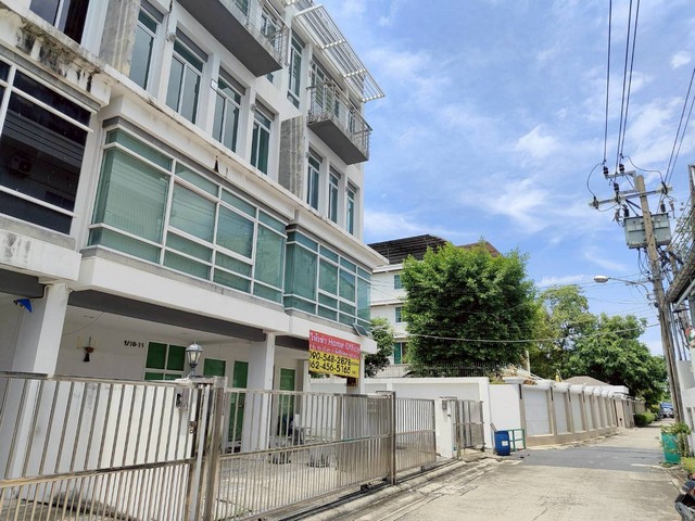 ให้เช่าโฮมออฟฟิศ Modern Style ขนาดใหญ่ 2 คูหา 4 ชั้น ประชาอุทิศ