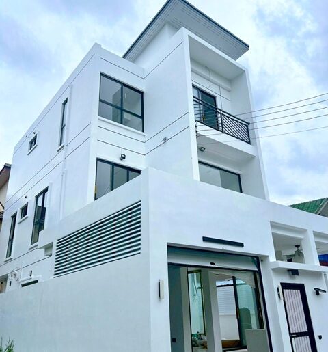 เช่าบ้านหรู 3 ชั้น รร.นานาชาติ SISB 1.8 กม. MRT รามคำแหง 5นอน