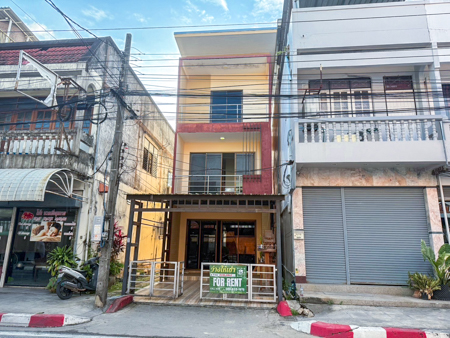 ให้เช่าตึกแถว 3 ชั้น – ทำเลทองบนเกาะสมุย! 3 ห้องนอน 3 ห้องน้ำ อ่า