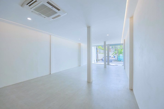 ดองกิ มอลล์ร้านอาหาร 2.5 ชั้น ทองหล่อ BTSเอกมัย 499ม 37 ตร.วา.