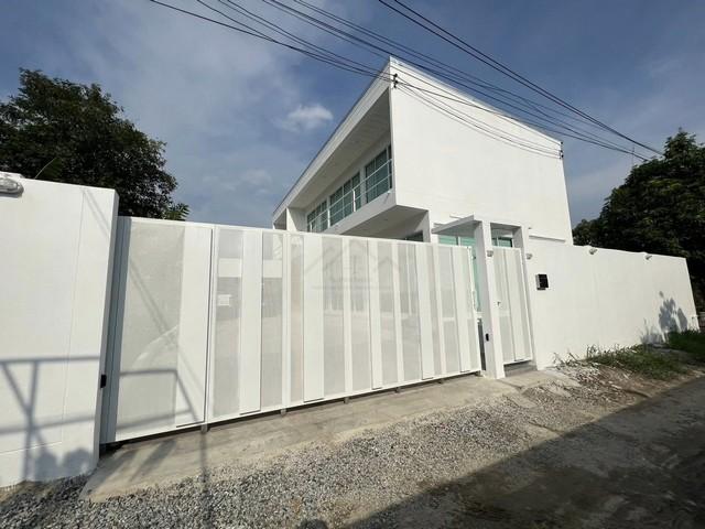 ให้เช่าบ้านเดี่ยว 2 ชั้น บ้านสร้างเอง สไตล์ Modern ใกล้ Robinson