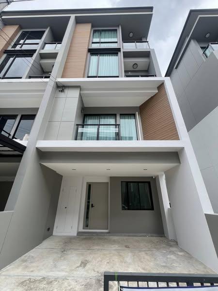 ให้เช่าทาวน์โฮม 3.5 ชั้น 220 ตรม. Premium Place พหลโยธิน-รามอินทร