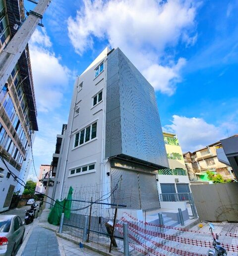 MRT แยกลำสาลี 800 ม.ให้เช่าอาคารพาณิชย์ 3 คูหา 4.5 ชั้น ตีทะลุกัน