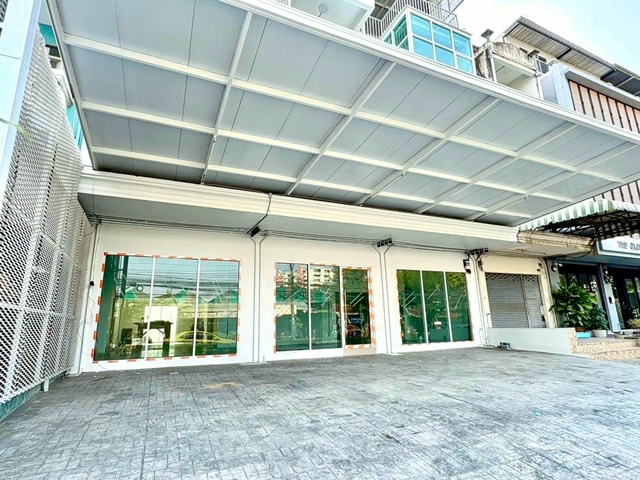 MRTแยกลำสาลี 800 ม.ให้เช่าอาคารพาณิชย์ 3 คูหา 4.5 ชั้น72 ตร.วา.