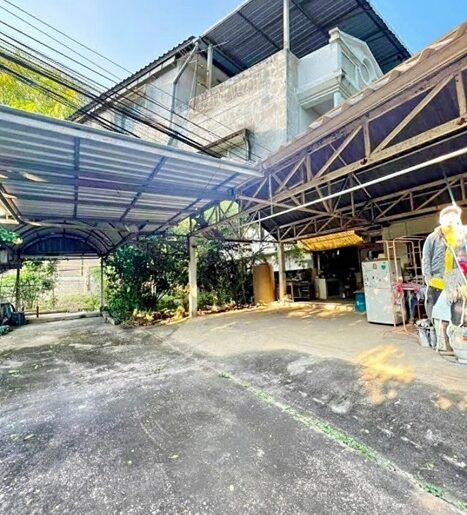 เซ็นทรัล สนามบินลำปาง1กม. ที่ดินใหญ่ 126ตรว. อาคาร 4ชั้น 2คูหา
