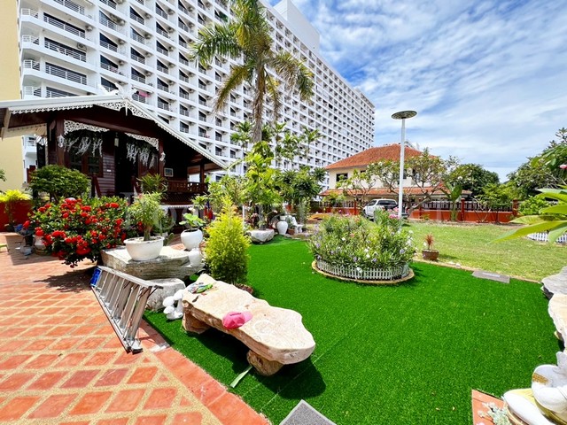 บ้านไม้สัก 2 ชั้น 2 หลัง หมู่บ้าน Royal Park Village