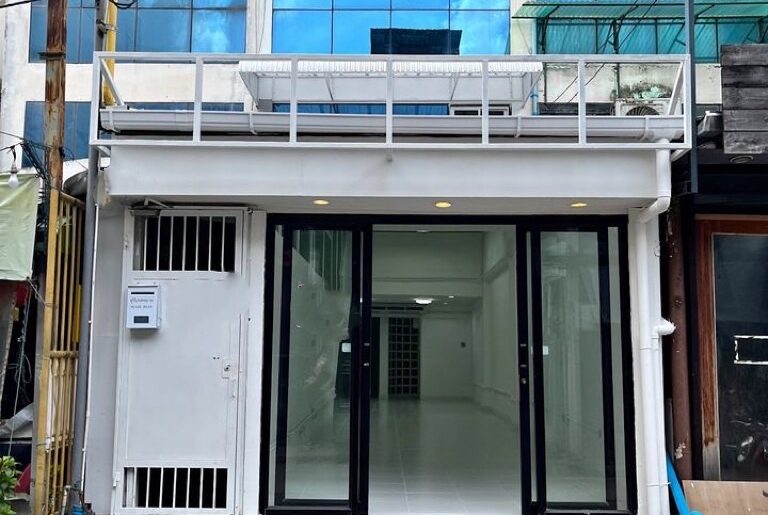 BH2943 ให้เช่าอาคารพาณิชย์รีโนเวทใหม่ 1 คูหา 1 ชั้นครึ่ง