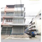 อาคารพาณิชย์ 4 ชั้น ห้องมุม ซ.ลาดพร้าว 64 แยก 2 ราคา 4.9 ล้านบาท