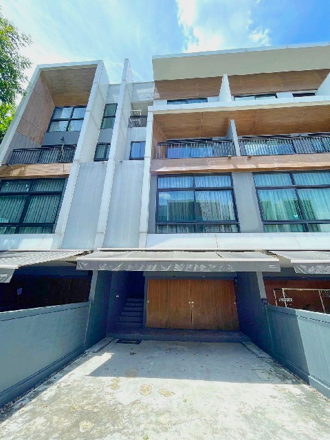 ให้เช่าทาวน์โฮม 3.5 ชั้น รร. สตรีวิทยา2 MRTภาวนา 3กม. ลาดพร้าว71