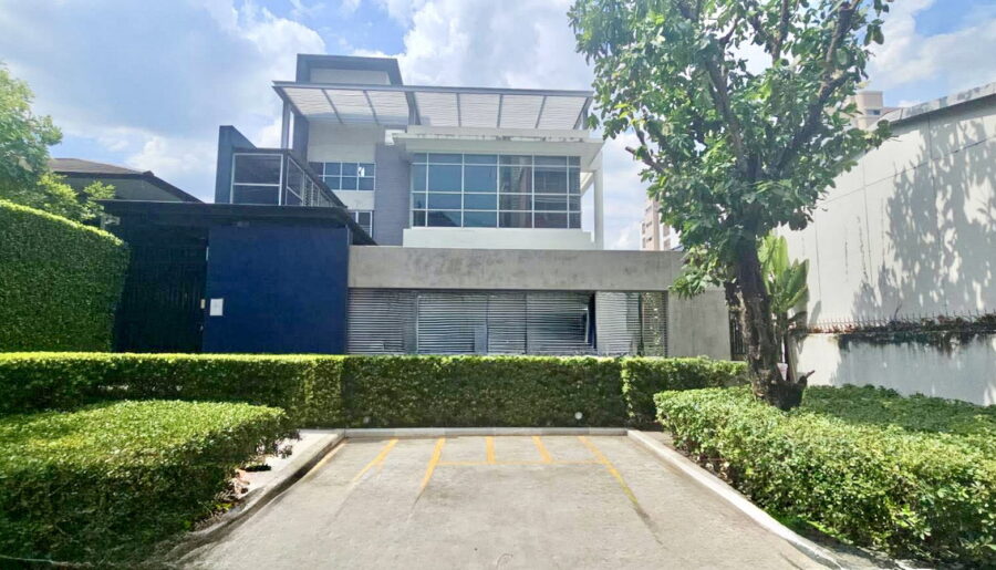 อาคาร+สระว่ายน้ำส่วนตัว ซ.รัชดาภิเษก 17 ให้เช่า 437sq.m.