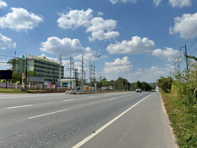 ขายที่หน้ามหาวิทยาลัยราชภัฏรําไพพรรณี มีถนนรอบด้าน ทั้ง 4 ด้าน