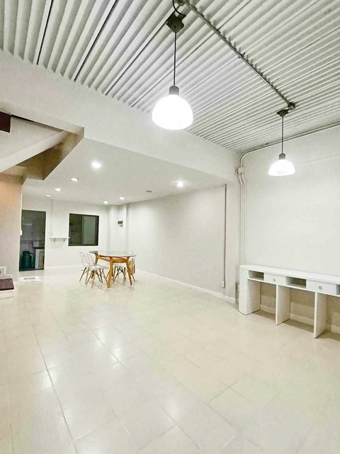 ทาวน์เฮ้าส์ 3 ชั้น 240 ต.ร.ม.บ้านกลาง พระราม 9 ARL หัวหมาก 700 ม