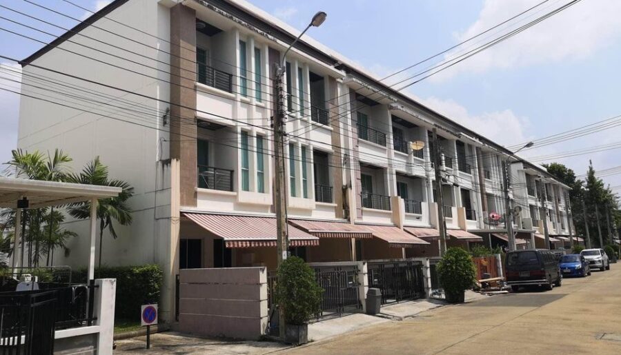 ขายทาวน์โฮม 3 ชั้น หมูบ้านกลางเมือง สาทร- ตากสิน 2 หลังมุม เขตจอม
