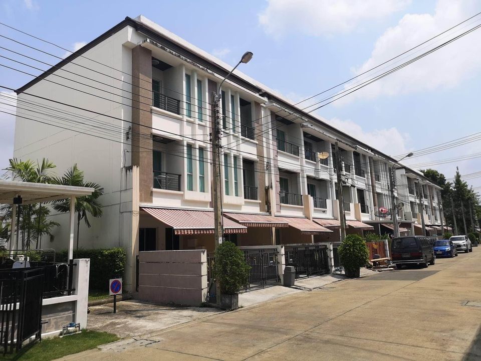 ขายทาวน์โฮม 3 ชั้น หมูบ้านกลางเมือง สาทร- ตากสิน 2 หลังมุม เขตจอม