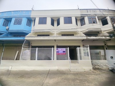 ตึกแถว 2.5 ชั้น รีโนเวทใหม่ หมู่บ้านศรีทอง2 บางปะอิน ทำเลศักยภาพ