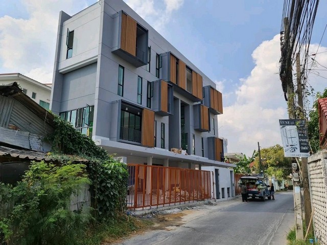 3.5 ชั้น 2 ห้องนอน 3 ห้องทำงาน 4 ห้องน้ำ รัชดาภิเษก 32