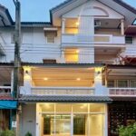 ขายด่วน ทาวน์โฮม 4 ชั้น ดีไซน์สวย 6 ห้องนอน ใกล้ถนนประชาอุทิศ 72