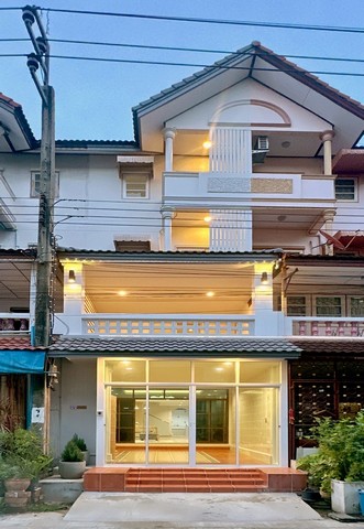 ขายด่วน ทาวน์โฮม 4 ชั้น ดีไซน์สวย 6 ห้องนอน ใกล้ถนนประชาอุทิศ 72