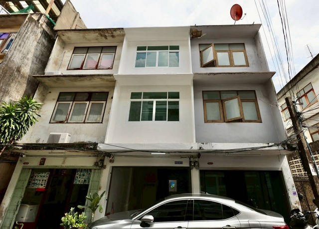 ให้เช่าทาวเฮ้าส์ พร้อมดาดฟ้า รีโนเวทใหม่ทั้งหลัง อยู่ในซอยสาทร 11