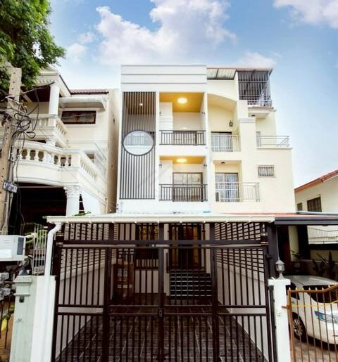ขายทาวน์โฮม 3 ชั้น 27 ตร.ว. 4 ห้องนอน ซอยเสรีไทย 17 ใกล้นิด้า