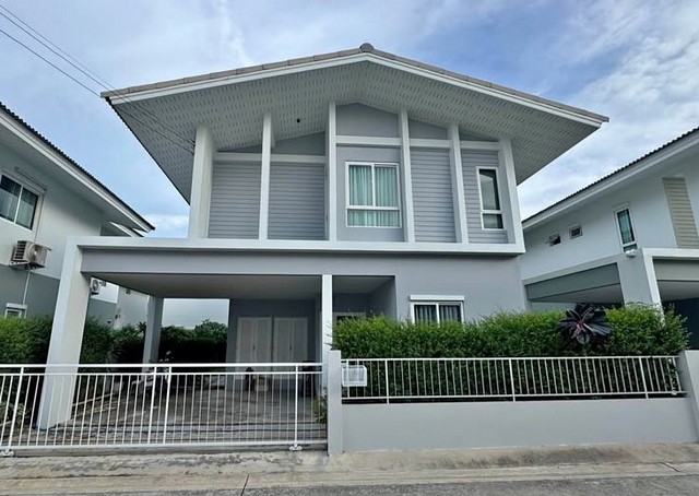 3 ห้องนอน มีเตียงพร้อมที่นอน 3 ห้องน้ำ หมู่บ้าน คณาสิริ พระราม