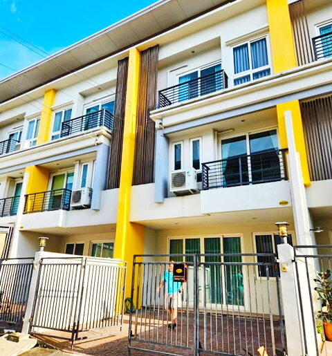 ARL ลาดกระบัง4กม. โลตัส ลาดกระบัง 52 400ม.ให้เช่าทาวน์โฮม 3 ชั้น