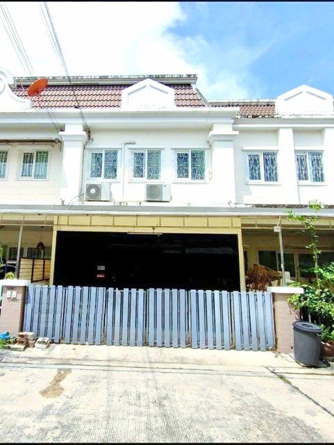 นวลจันทร์ แบตมินตัน ฟุตบอล 100ม. MRTรามอินทรา40 2ชั้น 3นอน