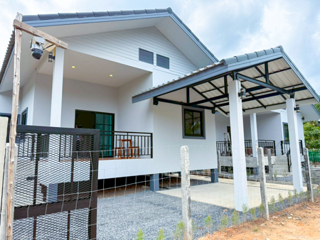 เช่าบ้านพักสไตล์โมเดิร์น ใกล้น้ำตกหน้าเมืองและชายหาดแหลมสอ