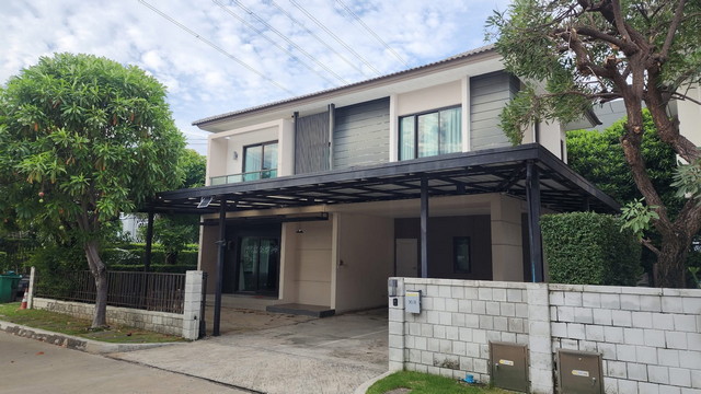 บ้านเดี่ยวโครงกาา Centro bangna km7 แปลงหัวมุม4 ห้องนอน 3 ห้องน้ำ