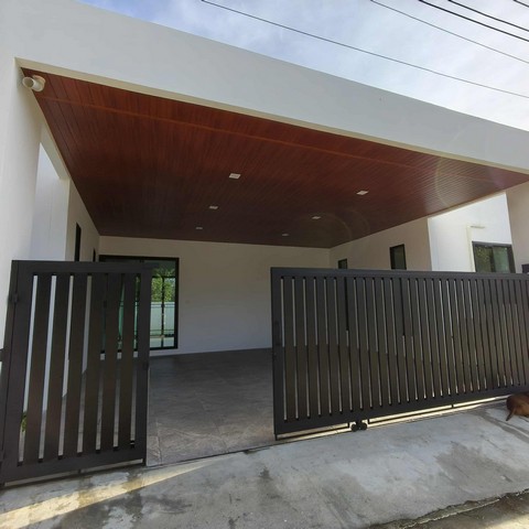 ขายบ้านเดี่ยวสร้างใหม่พร้อมสระว่ายน้ำ ใกล้ขอบอ่างมาบประชัน