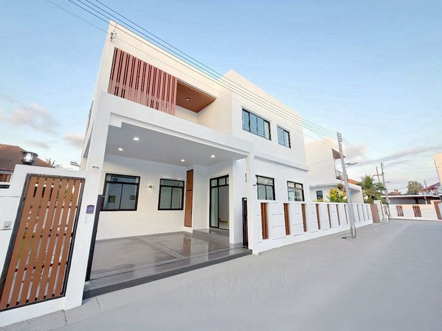 บ้านใหม่ 2 ชั้น สไตล์โมเดิร์น หลังใหญ่ ดีไซน์หรู ทำเลดี แม่เหียะ