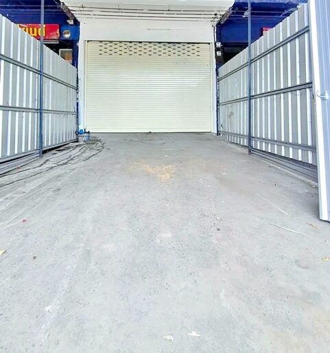 ตลาดบ้านฟ้า 3กม. ถ.นิมิตรใหม่ อาคาร 3.5ชั้น มีพื้นที่ด้านหลังบ้าน