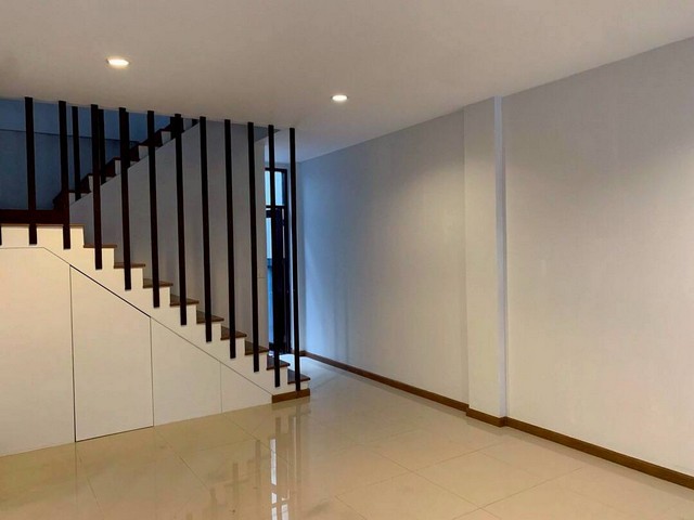 ทาวน์โฮม 3.5 ชั้น ทำเลศรีรัช–แจ้งวัฒนะ เช่า ราคาดีมาก!