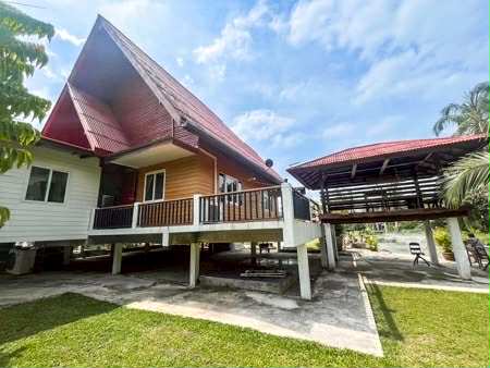 2 bedrooms and 1 bathroom Features both upper and lower living