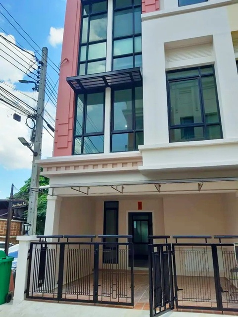 เซ็นทรัล บางนา 600 ให้เช่าทาวน์โฮม 3.5ชั้น 21ตร.ว.ศรีลาซาล 3นอน