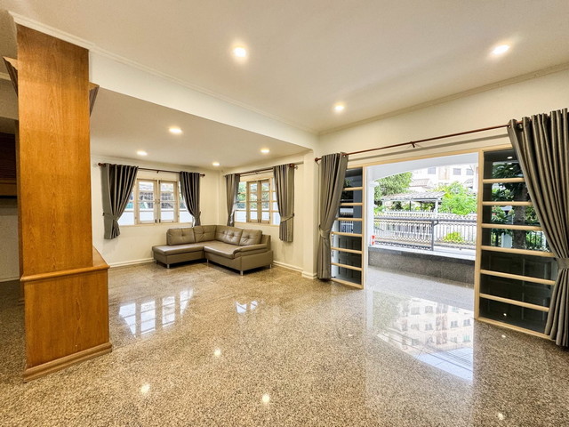 บ้าน 2 ชั้นครึ่งซอยลาดพร้าววังหิน 18 เพิ่ง Renovated ใหม่ 3ห้องนอ