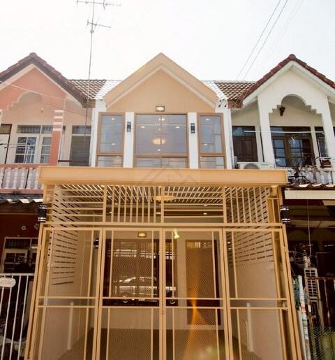 ขายทาวน์เฮ้าส์ 2 ชั้น 16 ตร.ว. ซอยนวมินทร์ 135 ใกล้ตลาดปัฐวิกรณ์