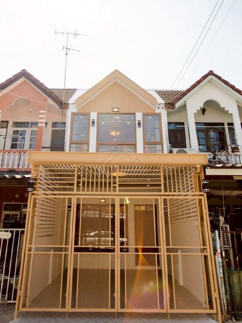 ขายทาวน์เฮ้าส์ 2 ชั้น 16 ตร.ว. ซอยนวมินทร์ 135 ใกล้ตลาดปัฐวิกรณ์